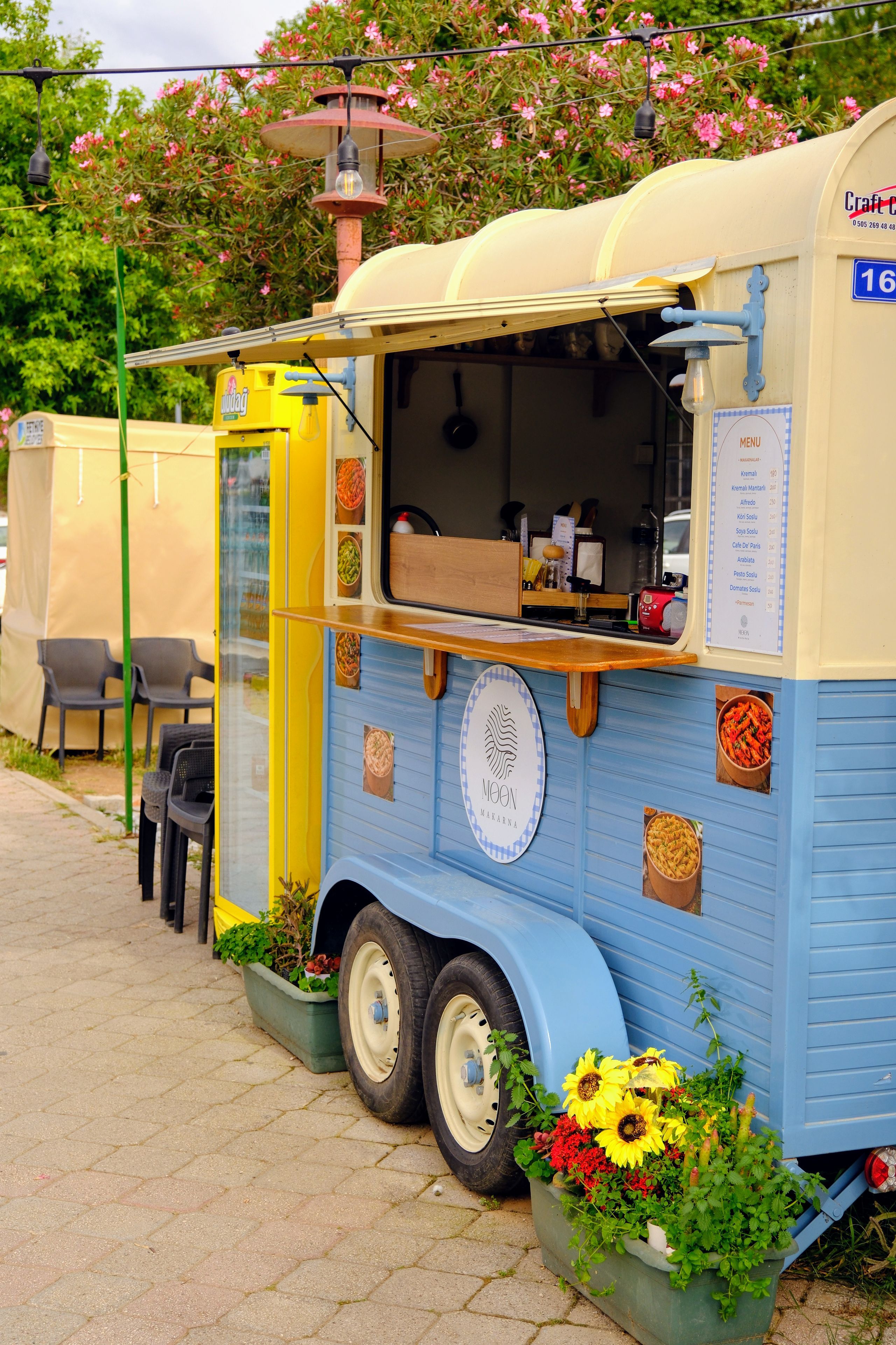 Le food truck à pâtes « Moon Makarna », comptoir en bois et menu affiché